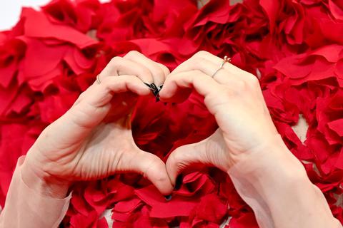Auch in diesem Jahr wollen Verliebte durchschnittlich 50 Euro zum Valentinstag ausgeben. Foto: picture alliance/dpa/dpa-Zentralbild | Jens Kalaene