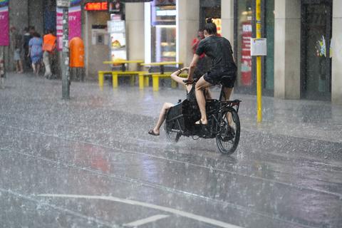 Der Sommer war zu nass - und trotzdem zu warm, bilanziert der Deutsche Wetterdienst.  Foto: dpa