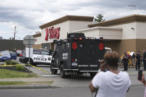 Polizisten stehen nach Schüssen in einem Supermarkt vor dem Geschäft. Nach Schüssen in der US-Stadt Buffalo sind zehn Menschen gestorben. Foto: dpa