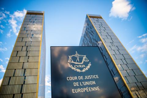  Das Bild zeigt ein Schild vor den Bürotürmen des Europäischen Gerichtshofs (EuGH) mit der Aufschrift «Cour de Justice de l'union Européene» im Europaviertel auf dem Kirchberg.  Foto: dpa
