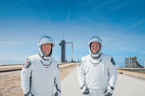 Die NASA-Astronauten Douglas Hurley (links) und Robert Behnken, in SpaceX-Raumanzügen, stehen vor der Startrampe 39A im Kennedy Space Center, mit der "Falcon 9"-Rakete. Diese soll bei der Demo-2-Mission die zwei Astronauten in einer Kapsel vom Typ "Crew Dragon" zur Internationale Raumstation ISS in den Orbit schicken - beides sind Entwicklungen des von Elon Musk gegründeten Unternehmens SpaceX.  Foto: Kim Shiflett/Nasa/Planet Pix