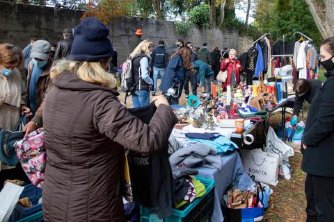 Gekramt und gefeilscht wird beim Flohmarkt an den Opelvillen mit Maske. Foto: Vollformat/Volker Dziemballa 