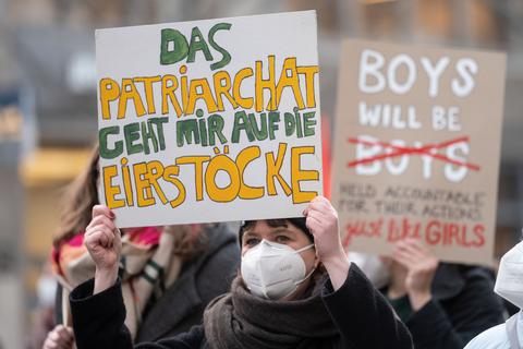 Eine Teilnehmerin einer Demonstration zum Internationalen Frauentag trägt ein Plakat mit der Aufschrift "Das Patriarchat geht mir auf die Eierstöcke". Archivfoto: dpa
