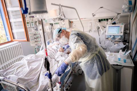 Ein Intensivpfleger kümmert sich um eine Patientin, die wegen einer Infektion mit Covid-19 im Krankenhaus liegt. Archivfoto: dpa