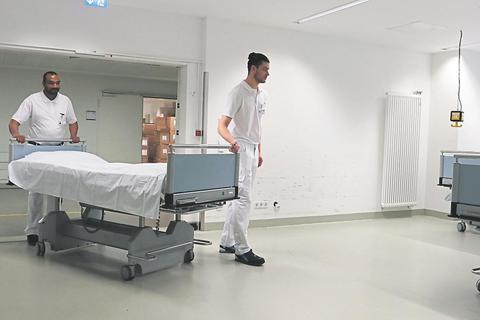 Beschäftigte in Inklusionsfirmen leisten Unterstützung im Bettenservice von Kliniken.   Fotos: Raab Werbeagentur GmbH 