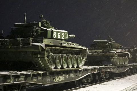 Dieses vom Pressedienst des russischen Verteidigungsministeriums veröffentlichen Foto zeigt Panzer der russischen Armee, die nach militärischen Übungen zurück an ihre Stützpunkte kehren sollen. Russland hat Befürchtungen des Westens vor einem bevorstehenden Einmarsch Moskaus in die Ukraine erneut zurückgewiesen.  Foto: -/Russian Defense Ministry Press Service/AP/dpa