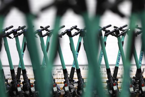 In vielen Städten gehören die E-Scooter seit 2019 zum Stadtbild. Nicht immer zur Freude der Bürger und Stadtverwaltungen. Foto: Oliver Berg/dpa 