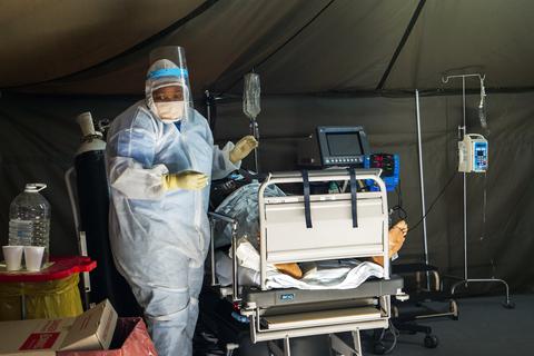 Die Ausbreitung einer neuen möglicherweise sehr gefährlichen Variante des Coronavirus im südlichen Afrika hat international Besorgnis ausgelöst. Foto: dpa