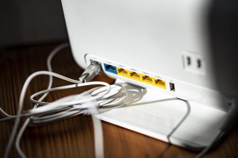Verbraucher sind bei Mängeln von Internet oder Mobilfunk oder bei Vertragsproblemen heute besser geschützt. Sie sollten aber trotzdem genau prüfen, wofür sie wie viel zahlen, sagt Experte Henning Gajek. Foto: dpa