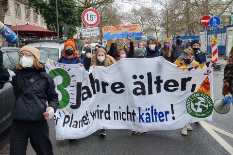 «3 Jahre älter, der Planet wird nicht kälter» steht auf einem Plakat, das Teilnehmer bei einer Demonstration von «Fridays for Future» in Hannover tragen.  Archivfoto: dpa