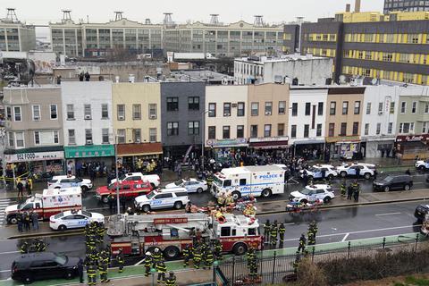 Einsatzkräfte versammeln sich am Eingang einer U-Bahn-Station im New Yorker Stadtteil Brooklyn. Foto: dpa
