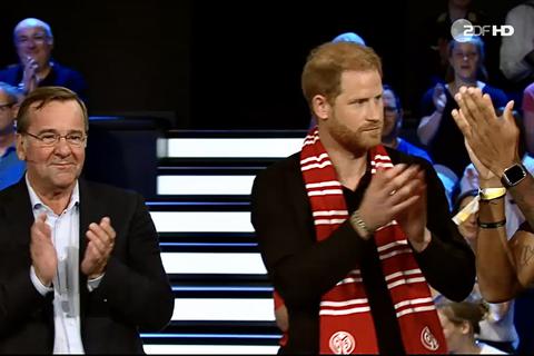 Bekommt am Ende der Sendung noch einen Mainz-05-Schal: Prinz Harry (rechts) im ZDF-Sportstudio, hier mit Bundesverteidigungsminister Boris Pistorius.
