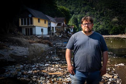 Nikolaus Sicken vor seinem stark beschädigten Anwesen. Ob die Gebäude zu halten sind, ist mehr als fraglich.          Foto: Lukas Görlach