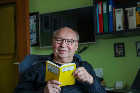 Der Pfungstädter Schauspieler Hans-Joachim Heist liest sich in den Datterich ein und probt für seine Rolle zu Hause im Büro.  Foto: Guido Schiek 