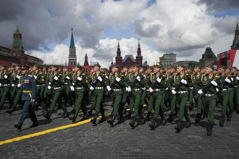 Russische Soldaten marschieren bei der Militärparade zum "Tag des Sieges" durch Moskau. Anlässlich des 77. Jahrestages des Endes des Zweiten Weltkriegs feiert Russland - überschattet vom Krieg gegen die Ukraine - den Sieg über Hitler-Deutschland. Foto: dpa