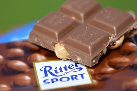 Eine Nuss-Schokolade der Marke Ritter-Sport-Schokolade.  Symbolfoto: dpa