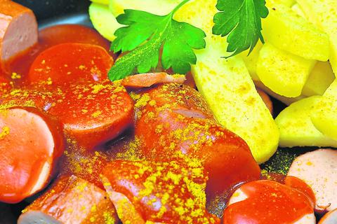 Currywurst mit Pommes gehört nach wie vor zu den beliebtesten Kantinengerichten der Deutschen. Symbolfoto: dpa