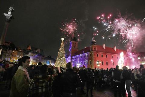 Wenn Feuerwerkskörper bunte Lichter in den Nachthimmel zaubern, freut man sich in Polen über das schöne „fajerwerki“. Foto: dpa