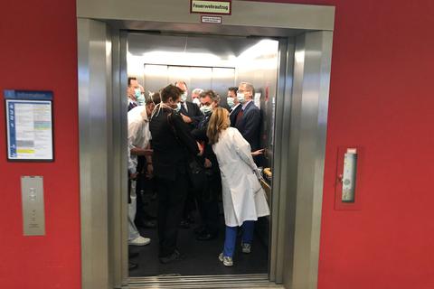 Bei einem Besuch der Uniklinik Gießen drängen sich Bundesgesundheitsminister Jens Spahn (CDU, l.), und Hessens Ministerpräsident Volker Bouffier (CDU, M.) mit Begleitern in einem Fahrstuhl. Foto: dpa