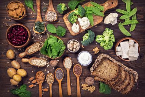 Gesunde Ernährung bedeutet für einige, dass auf Fleisch verzichtet wird. Veganer verzichten sogar auf sämtliche tierische Erzeugnisse. Foto: Elena Schweitzer - adobe.stock