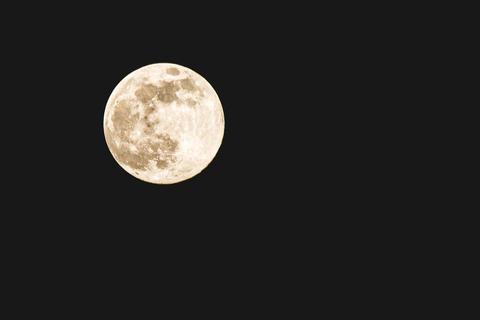 Um den Supermond in einer klaren, wolkenlosen Nacht zu fotografieren, genügt eine Kamera mit einem Teleobjektiv auf einem Stativ. Bei guten Bedingungen lassen sich viele Details des Mondes erkennen. Diese Aufnahme entstand beim Supermond im April 2020. Foto: Andreas Lerg