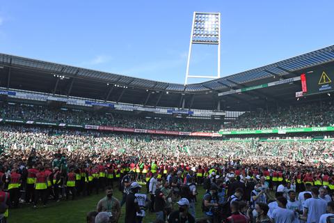 Große Party aber auch Verletzte im Weserstadion nach dem Aufstieg von Werder Bremen.  Foto: dpa