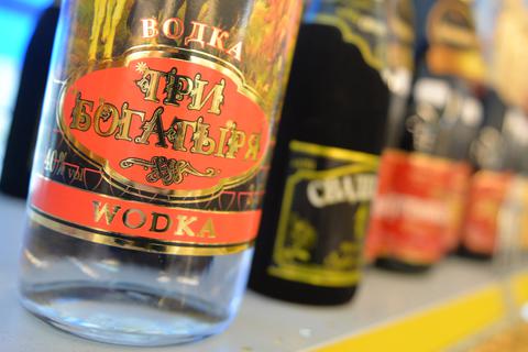 Flaschen mit russischem Wodka und Krimsekt stehen in Berlin in einem Supermarkt auf einem Regal. Immer mehr Lebensmittelhändler in Deutschland verbannen nach einer Umfrage der Deutschen Presse-Agentur russische Produkte aus ihren Regalen. Foto: dpa