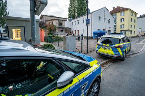 Polizeifahrzeuge stehen vor der Synagoge in Hagen.  Foto: dpa