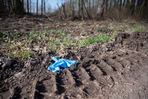 Ein Einmalhandschuh liegt nahe des mutmaßlichen Tatorts. Foto: dpa
