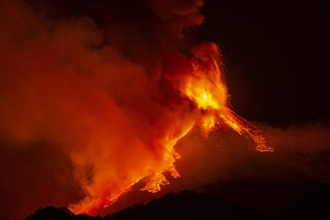 Immer wird kommt es beim Vulkan Ätna zu Ausbrüchen, hier ein Bild vom Februar 2021.  Foto: dpa