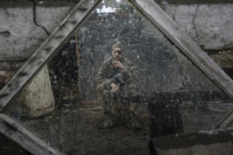 Blick auf einen ukrainischen Soldaten im Spiegel nahe der Grenzlinie zu einem von russischen Rebellen gehaltenen Gebiet. Foto: dpa