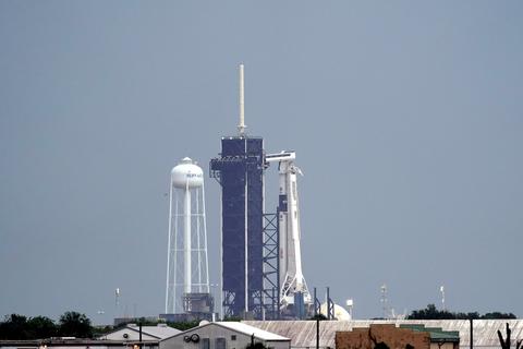 Cape Canaveral: Eine SpaceX «Falcon 9»-Rakete steht auf der Startrampe des Kennedy Space Center. Nach knapp neunjähriger Pause sollen am heutigen Mittwochabend erstmals wieder Astronauten von den USA aus zur Raumstation ISS abheben.  Foto: David J. Phillip/AP/dpa