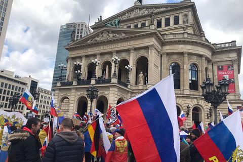 Vor einem Montag lief auch in Frankfurt eine prorussische Demo. Foto: Sascha Kircher