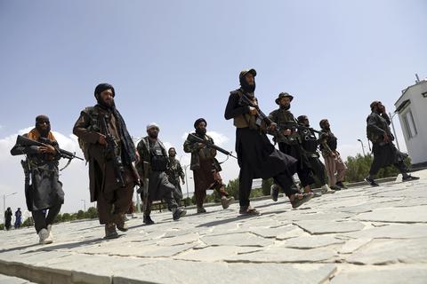 Schwer bewaffnete Taliban-Kämpfer marschieren durch Kabul. Foto: dpa