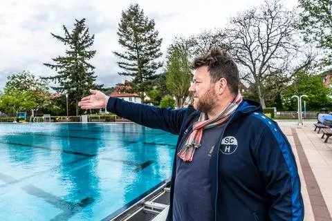 Da könnten sie schwimmen, wenn sie denn dürften: SCH-Vorsitzender Markus Wilfer im Heppenheimer Freibad.