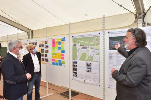 Michael Kleemann vom Planungsbüro Stadtimpuls erläutert Innenminister Roger Lewentz und Ortsbürgermeister Walter Radermacher die Pläne für die neue Siedlung. Foto: Martin Gausmann