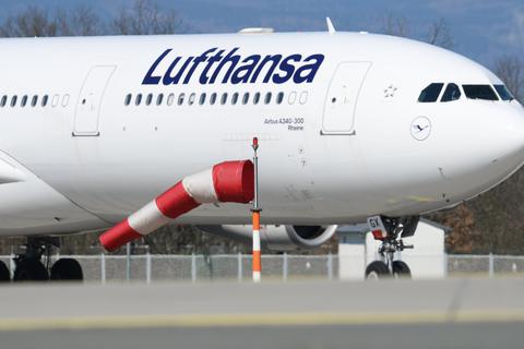 Ein Airbus A340-300 der Lufthansa ist auf der Landebahn Nordwest des Frankfurter Flughafens geparkt. Die Lufthansa hat damit begonnen, in der Coronavirus-Krise überflüssige Flugzeuge am Frankfurter Flughafen zur parken. Auf der gesperrten Landebahn Nordwest stellt die Airline nicht benötigte Jets ab.  Foto: Arne Dedert/dpa 