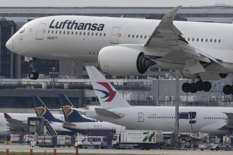 Eine Passagiermaschine der Lufthansa vom Typ Airbus A350-900 landet auf dem Flughafen in Frankfurt.  Foto: dpa