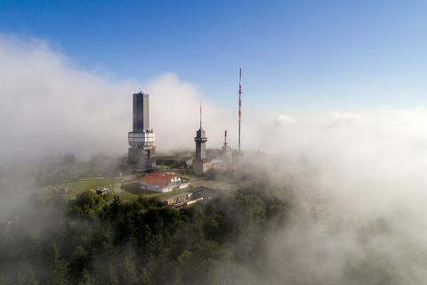Die Funktürme des Großen Feldbergs im Taunus ragen aus einem Wolkenmeer.