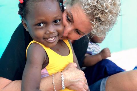 Jemima trennen 7700 Kilometer von ihrer "Herzmutter" Alexandra Pfeiffer in Walldorf. Mit einer Spendenaktion versuchen Familien, einen Transfer für die Adoptivkinder aus Haiti zu stemmen. Archivfoto: Ursula Friedrich 