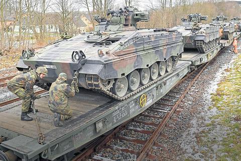 Ein Panzer-Ringtausch zwischen Deutschland und Slowenien soll dafür sorgen, dass die Ukraine mit schweren Waffen versorgt werden kann. Der Nato-Verbündete soll dabei den noch in der Sowjetunion entwickelten T-72-Kampfpanzer an Kiew liefern und im Gegenzug bekommt die slowenische Armee dafür den Schützenpanzer Marder (Foto) sowie den Radpanzer Fuchs aus Deutschland. Foto: dpa