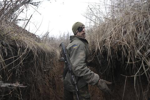 Ein ukrainischer Soldat patrouilliert nahe des von russischen Rebellen besetzten Gebietes. Foto: dpa