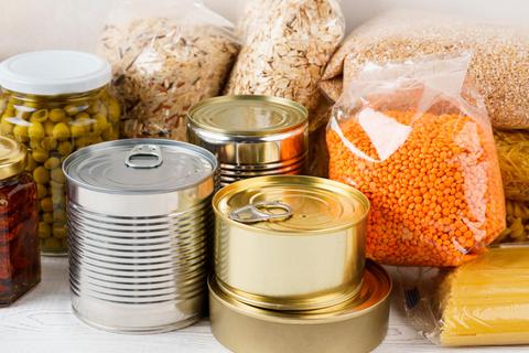 Konserven und andere haltbare Lebensmittel sollte man für den Notfall ausreichend im Haus haben - nicht nur in Zeiten von Corona. Foto: Adobe Stock 