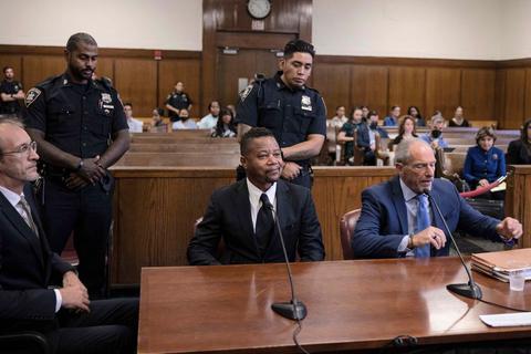 Schauspieler Cuba Gooding Jr. (vorne, M) im Strafgericht von Manhattan. Der Oscar-Preisträger kommt um eine Haftstrafe herum. © Yuki Iwamura/AP/dpa