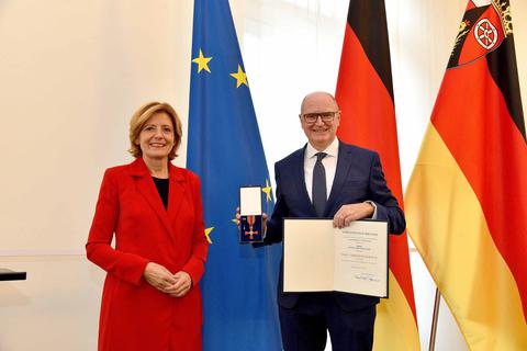 Freut sich über die Auszeichnung: Hans Georg Schnücker mit Ministerpräsidentin Malu Dreyer.  Foto: Staatskanzlei RLP/Schäfer