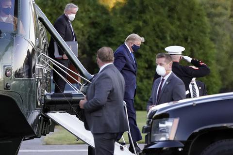 : Donald Trump, Präsident der USA, kommt im Walter-Reed-Militärkrankenhaus an. Nach seiner Infektion mit dem Coronavirus wird Trump ins Walter-Reed-Militärkrankenhaus gebracht. Das Weiße Haus teilte mit, Trump werde die nächsten Tage aus den Büroräumen des Präsidenten in dem Krankenhaus arbeiten. Es handele sich um eine reine Vorsichtsmaßnahme auf Empfehlung der Ärzte. Foto: dpa