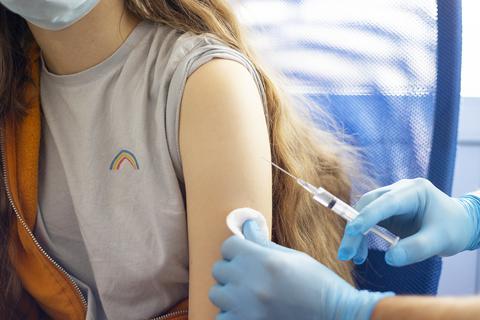 Eine dritte Impfung für kleinere Kinder wollen die Pharmaunternehmen Biontech und Pfizer testen.             Archivfoto: klavdiyav - stock.adobe