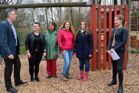 Im Gespräch im Notdienst-Kindergarten Stehfelder Weg (v.l.): Hans-Peter Seum, die Erzieherinnen Sophia Trost, Heike Haag, Lisa Hudetz und Katharina Zahn sowie Christine Keil. Foto: Maresch 