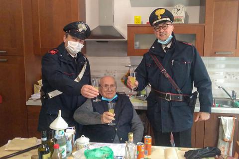 Aus Einsamkeit wählte der 94-Jährige den Notruf. Kurze Zeit später stießen zwei Polizisten mit ihm zu Weihnachten an.  Foto: dpa