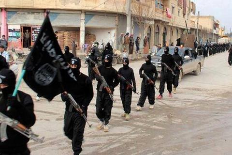 Aufmarsch von Dschihadisten der Terrormiliz „Islamischer Staat“ (IS) in der syrischen Stadt Rakka. 